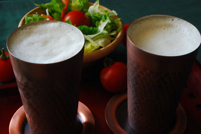 銅製クールカップで冷たいビールを